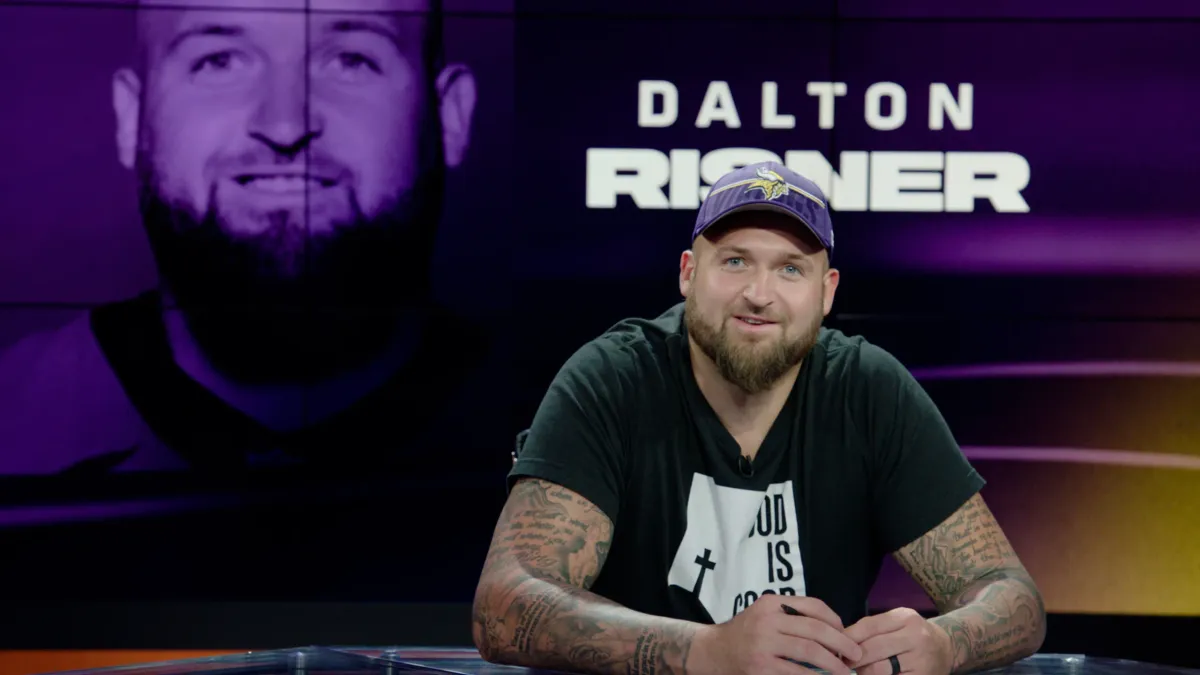 Vikings sign former Broncos guard Risner